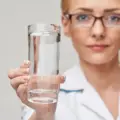 Щелочное моющее средство для жесткой воды
